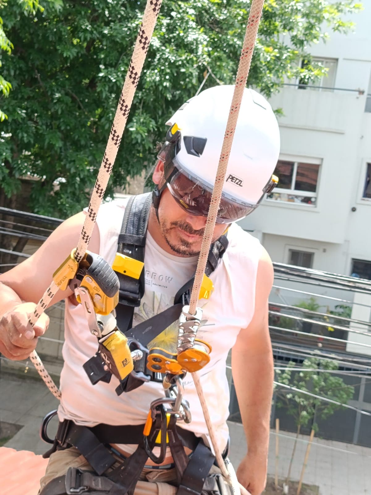 Reparación en una grieta . con un estribo de hierro del 8 y revocado